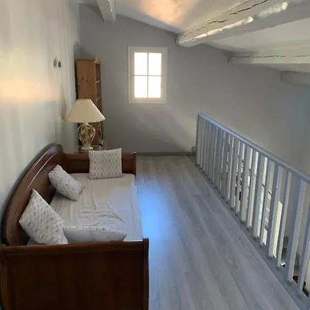 Holiday home Avec Piscine Dans Le Luberon La Tour-d'Aigues